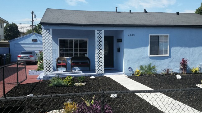 Frente de la casa - 4909 W 119th St