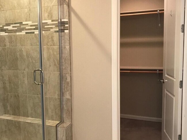 Building Photo - 4 bedroom in East Palo Alto CA 94303