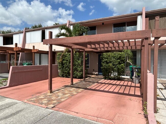 Building Photo - 14110 SW Kendale Lakes Cir