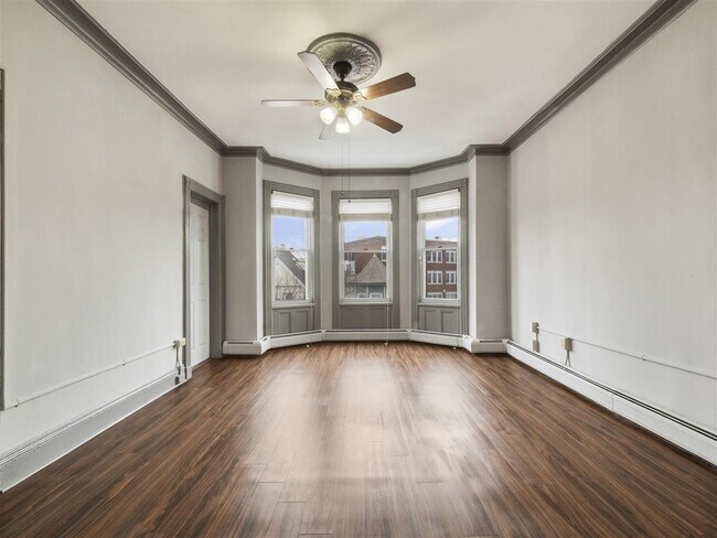 Building Photo - 210 Maple St
