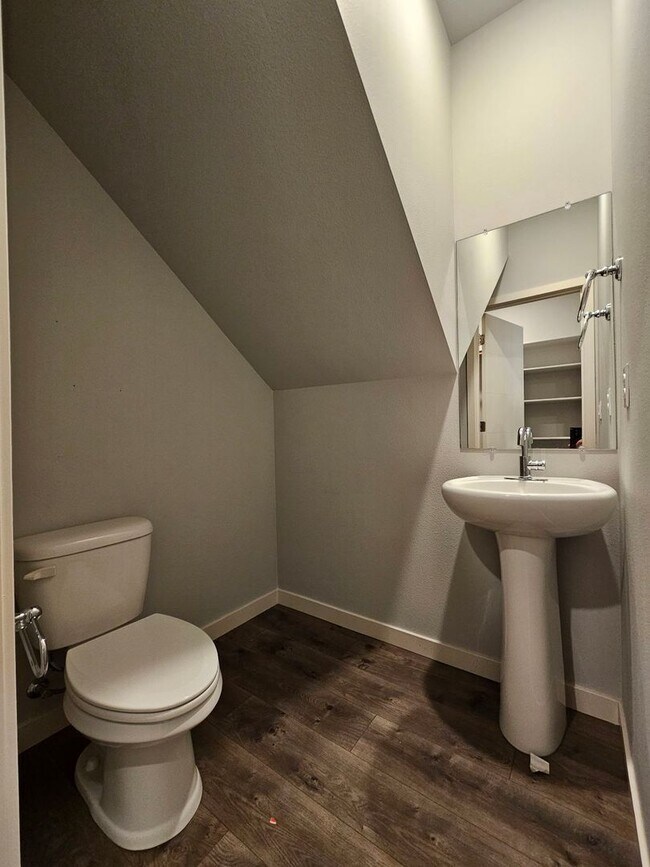 Foto del edificio - Newer Gorgeous 4 bedroom 2.5 bathroom 2 ca...