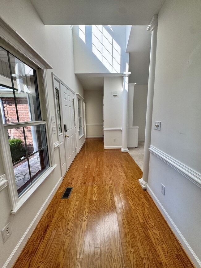 Building Photo - 513 Alexis Dr