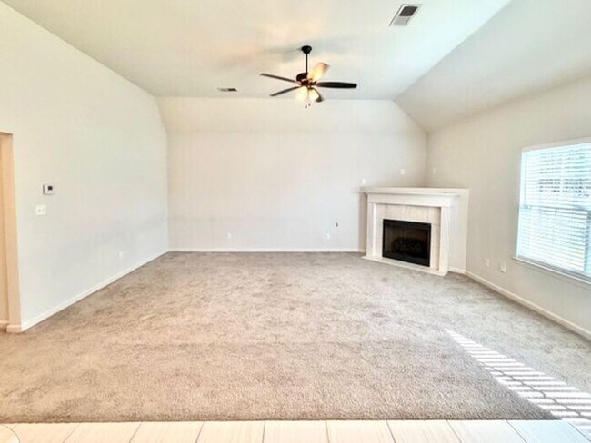 Foto del edificio - Now Leasing A 3 Bedroom 2 Bath Home In Southaven Near Central Park.