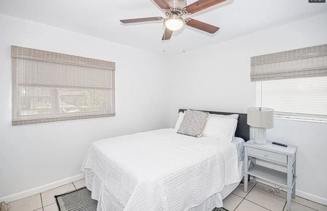 Building Photo - 4 bed, 2 bath house, Available August 2026!