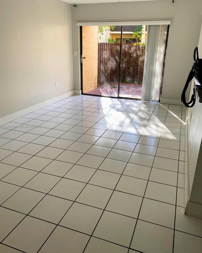 Foto del edificio - 680 W Park Dr