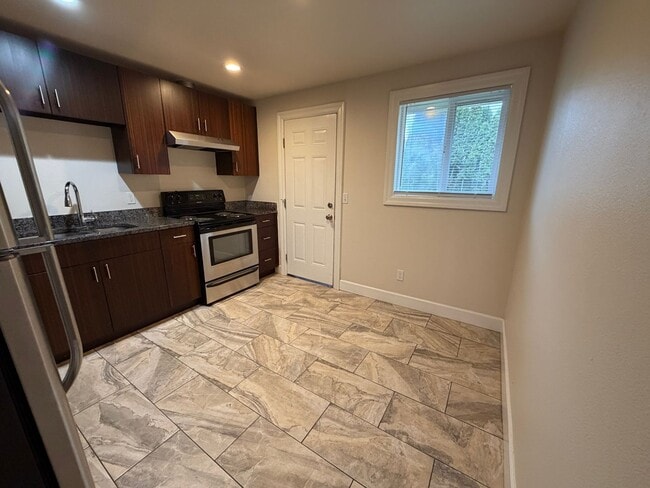 Building Photo - 211