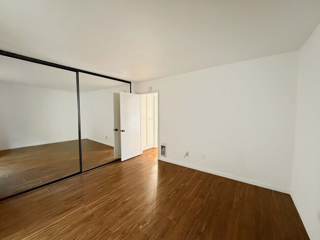 Building Photo - Spacious 1B/1BA Condo w/ Gated Parking & C...