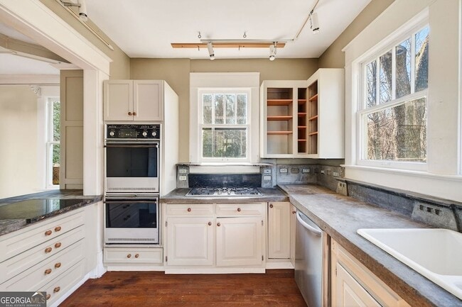 Building Photo - 300 Oxford Pl NE