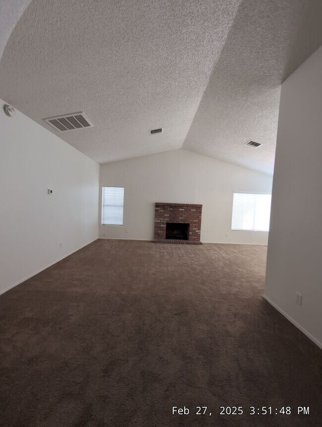 Foto del edificio - Welcome to your new cozy, immaculate and spacious home!