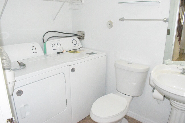 Building Photo - 905 Riverside Dr