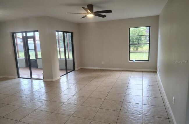 Foto del edificio - 437 Short Dr