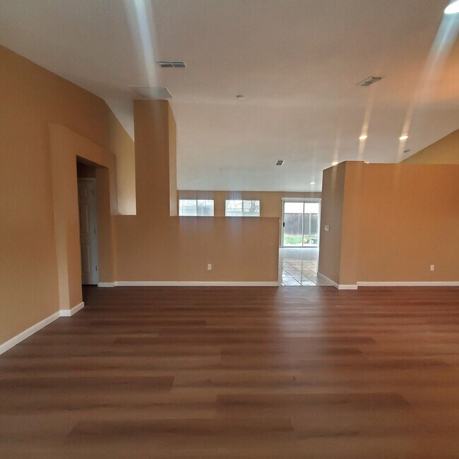 Foto del edificio - Single Story 3/2 with Great Open Floorplan in Brentwood
