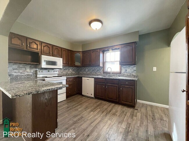 Building Photo - 3 br, 1 bath House - 2401 14th Ave E