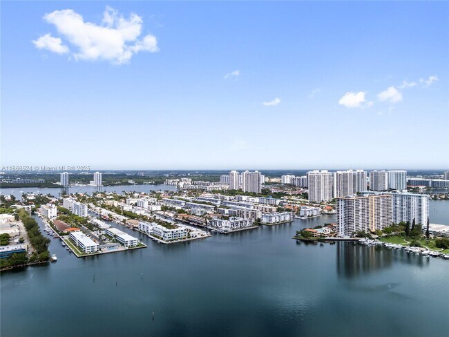 Foto del edificio - 16909 N Bay Rd