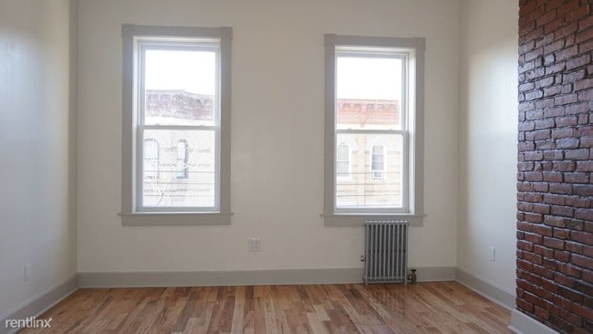 Building Photo - 294 Menahan St