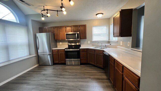 Building Photo - 2940 Village Park S Dr