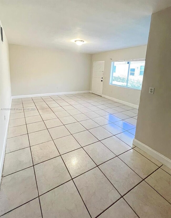 Foto del edificio - 8271 Crespi Blvd