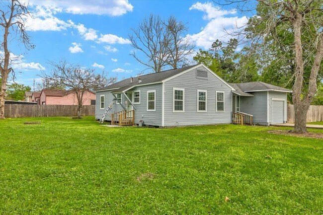 Building Photo - 114 Lakeside Dr