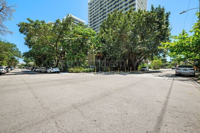 Foto del edificio - 2666 Tigertail Ave
