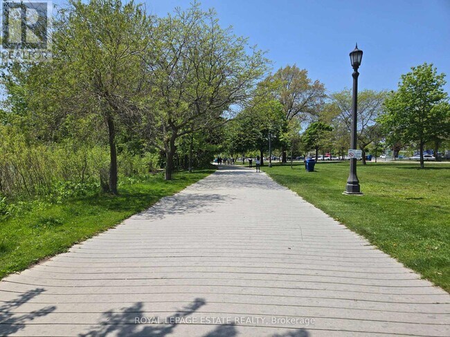Photo du bâtiment - 1928 Lake Shore Blvd W
