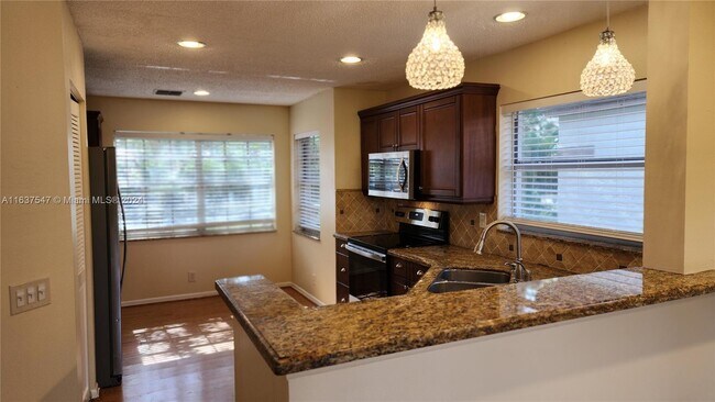 Building Photo - 2825 Oak Park Cir
