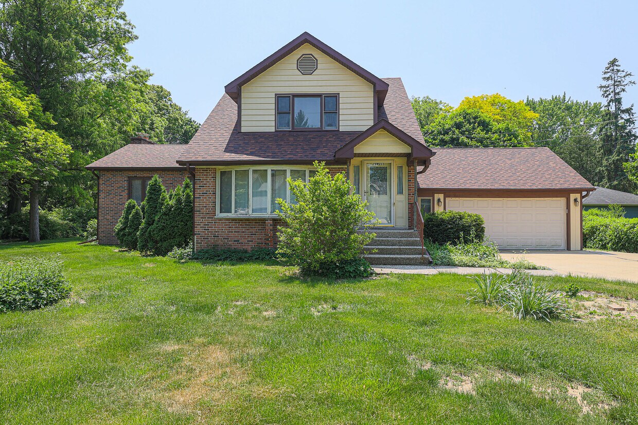 Primary Photo - 29W035 Calumet Ave E