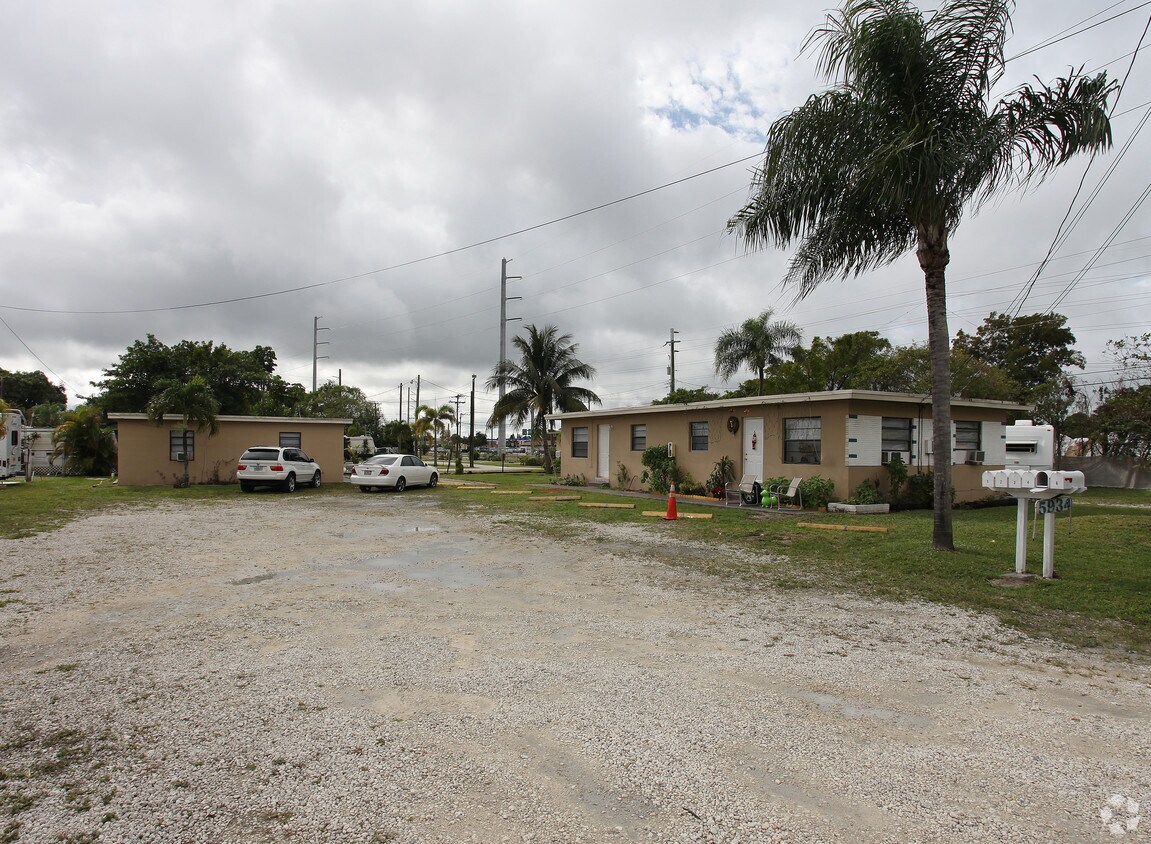 Primary Photo - 5924-5934 Taylor St