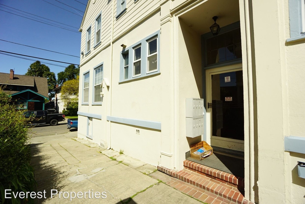 Building Photo - 2817 College Ave