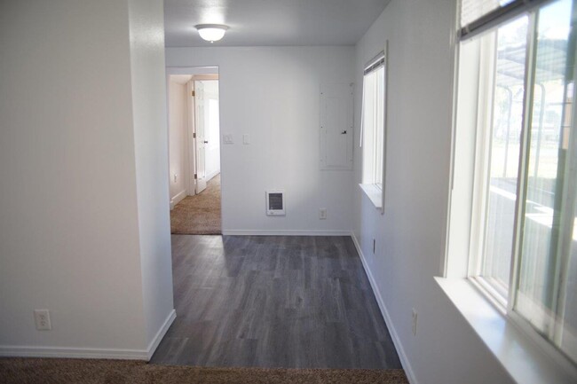 Building Photo - Cozy Three Bedroom Home in West Salem