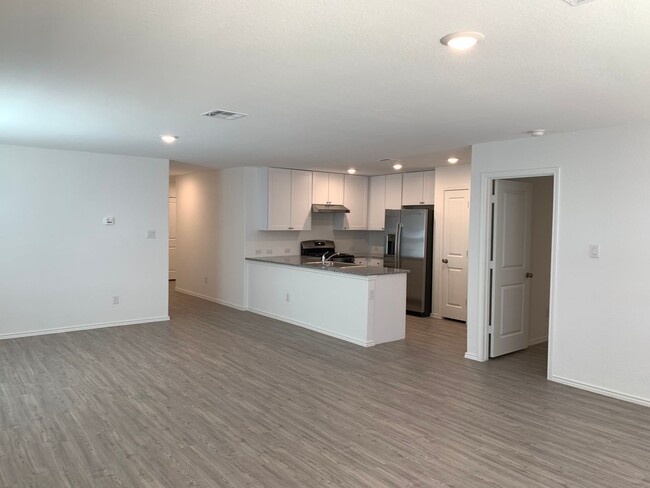 Building Photo - Luxury Vinyl Plank Through Out (No Carpet)...