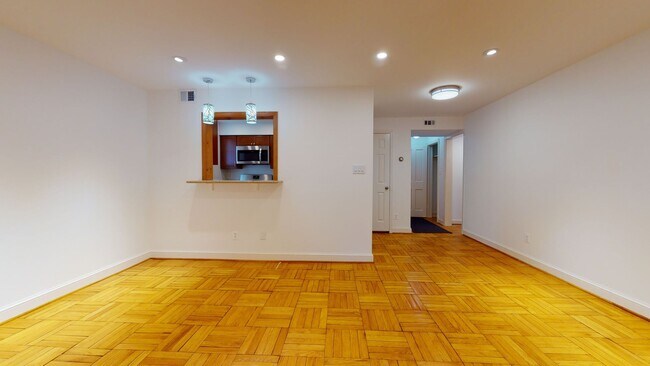 Foto del edificio - Spacious, Light-filled One Bedroom One Bat...