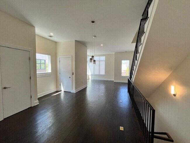 Foto del edificio - Luxury Downtown Condo with Rooftop Patio a...