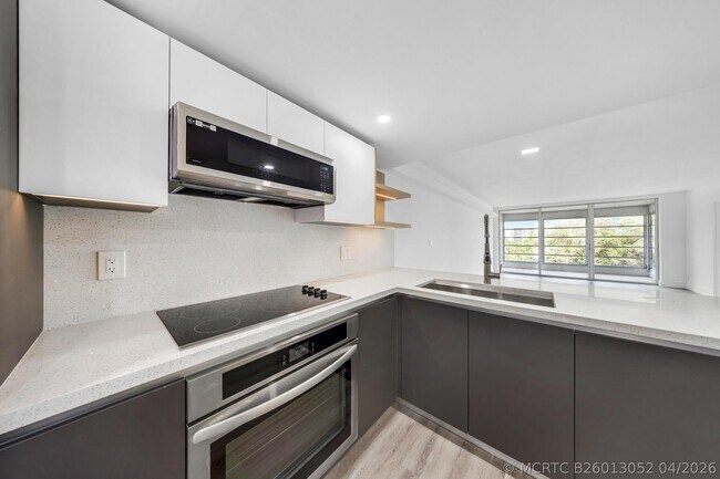 Building Photo - 3151 S Palm Aire Dr