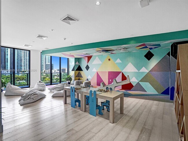 Foto del edificio - 121 NE 34th St