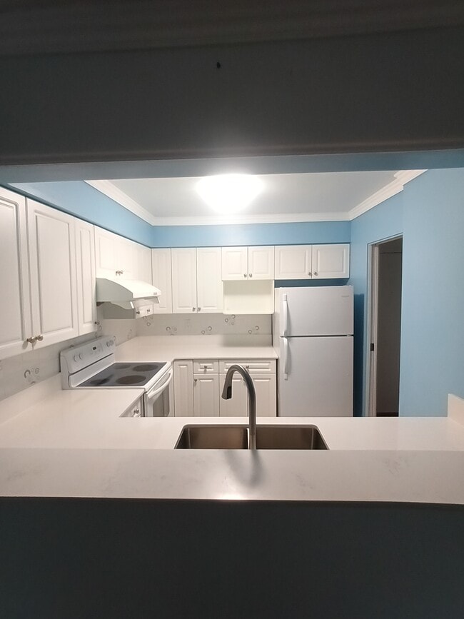 Building Photo - 2101 Mcmullen Av