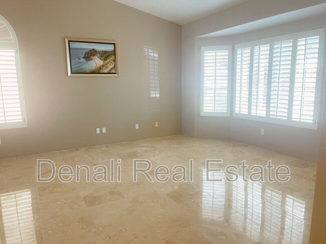 Building Photo - 5540 W Lone Cactus Dr