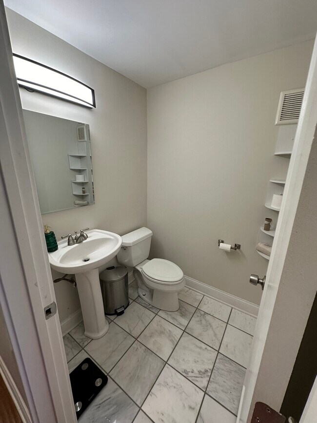 3430 N Elaine Pl Unit 4, Chicago, IL 60657 Condo for Rent in Chicago