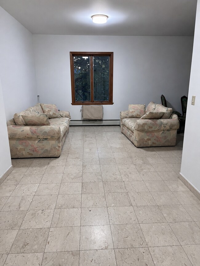 área de entrada/espacio habitable - 239 Kingston Ave