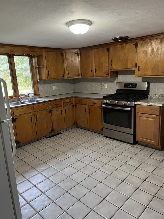 Kitchen - 176 Breezy Hill Rd