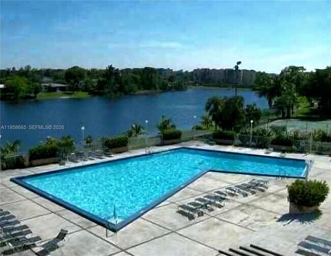 Foto del edificio - 14221 N Kendall Dr