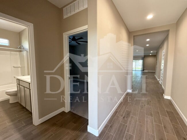 Building Photo - 1053 E Horro Rd