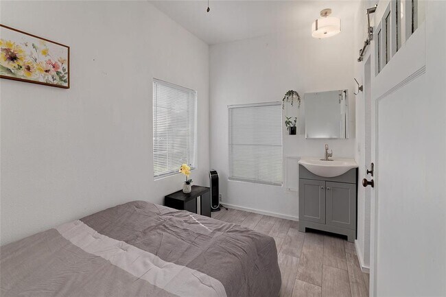 Foto del edificio - 7001 Ranch Rd 2222