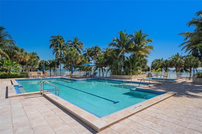 Foto del edificio - 1 Grove Isle Dr