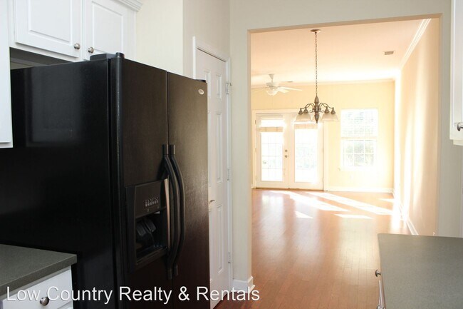 Building Photo - 3 br, 2.5 bath House - 4 Winterberry Lane