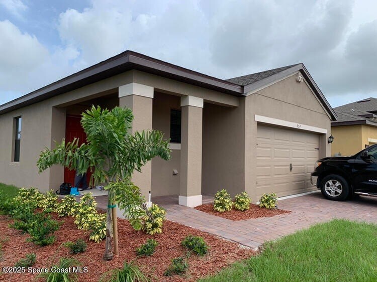 Foto principal - 857 Old Country Rd S E