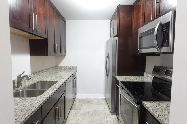 Foto del edificio - 566 Somerset Ln