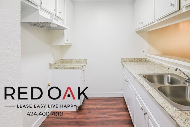 Building Photo - Bright & Sunny  Remodeled One Bedroom With...