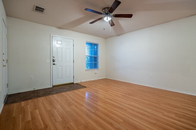 Foto del edificio - 8603 Davis Oaks Trail