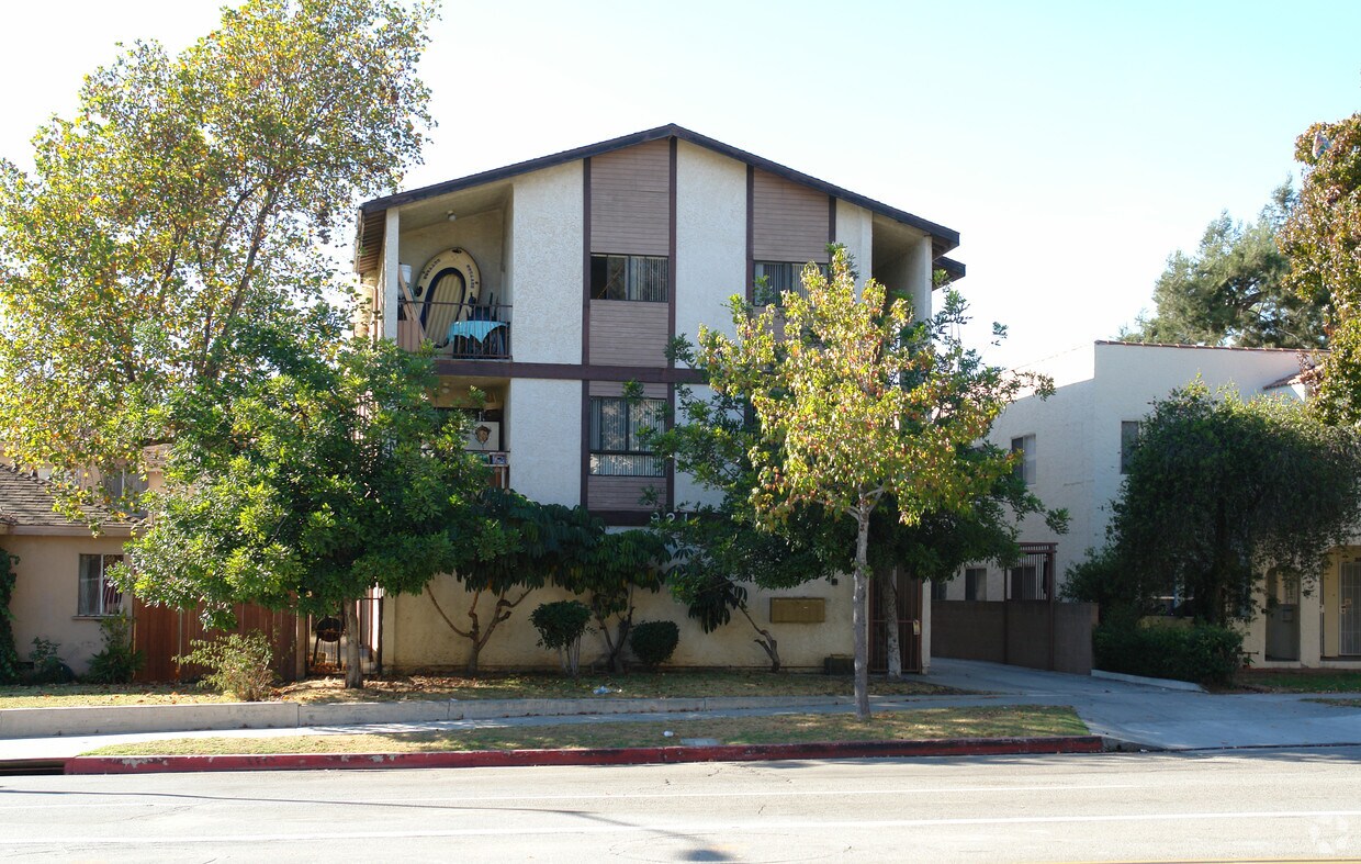 Building Photo - 921 S Chevy Chase Dr