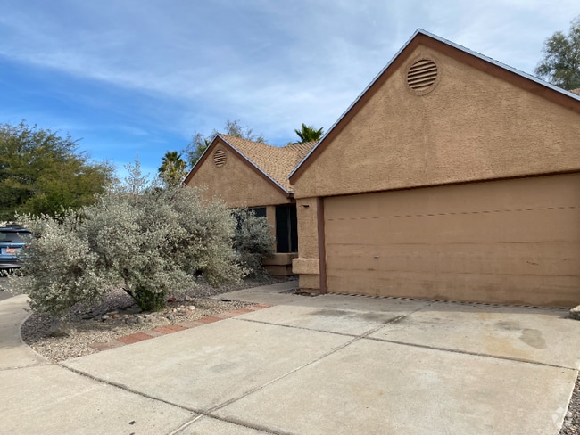 Building Photo - 7840 N Viewpointe Cir